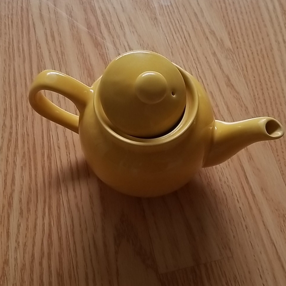 Small yellow ceramic teapot - Picture 2 of 6